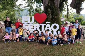 Alunos do Pré II da EMEI visitam a praça central