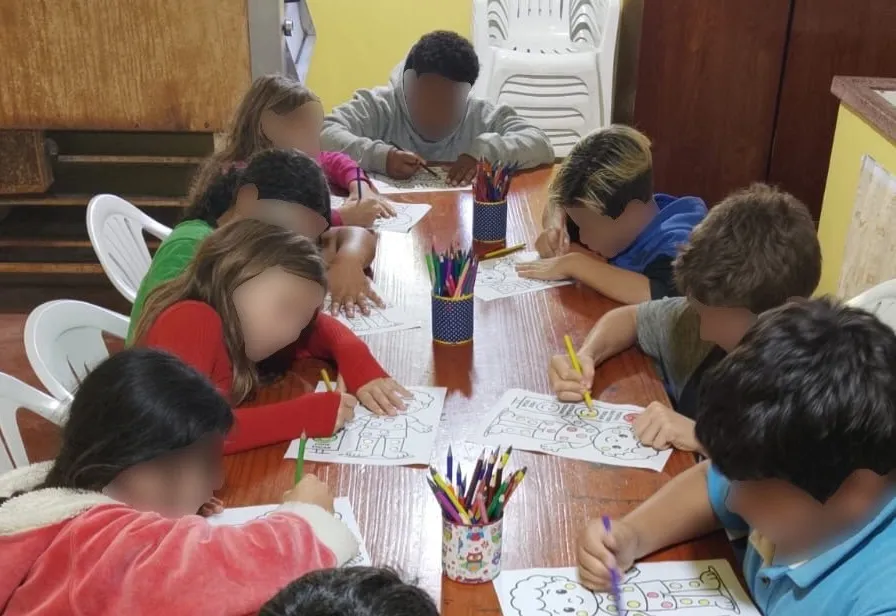 Ação socioeducativa orienta crianças sobre proteção, segurança e prevenção ao abuso infantil.