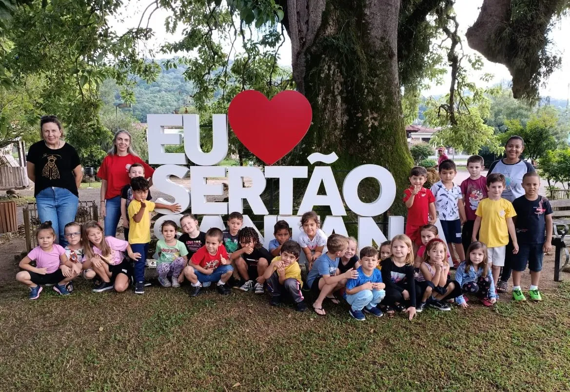 Alunos do Pré II da EMEI visitam a praça central