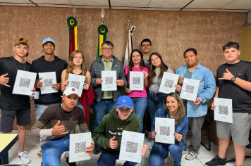 Alunos do 9º ano da Escola Ruy Ramos espalham mensagens e dicas de leitura pela cidade